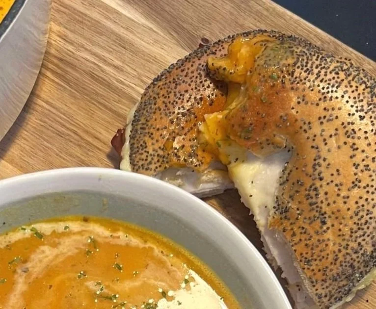 Bagel (vagy zsemle) melegszendvics