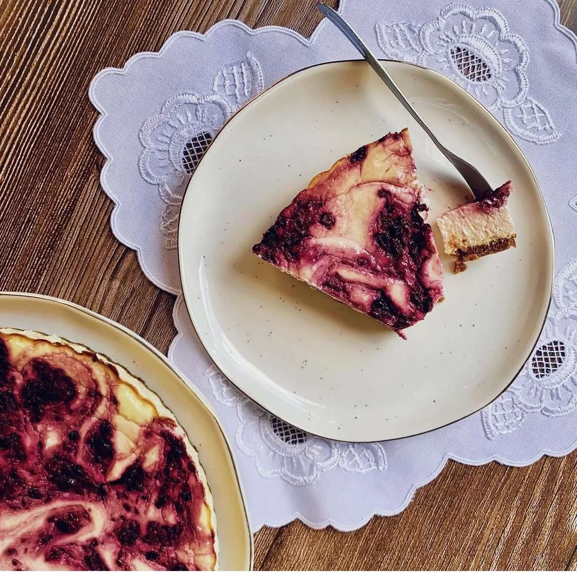 Bogyós gyümölcsös sajttorta - zabkeksz alappal