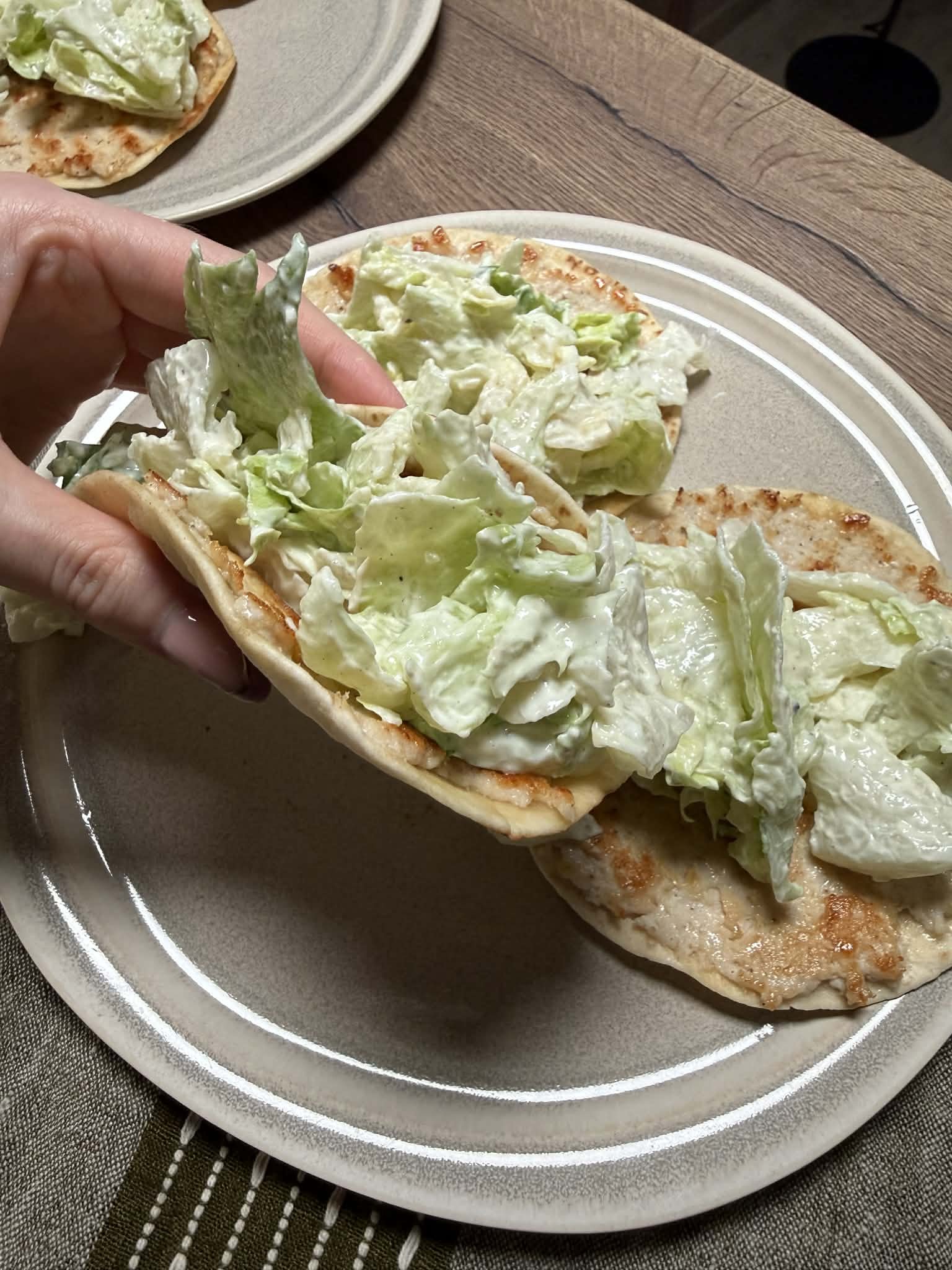 Cézár salátás smash taco