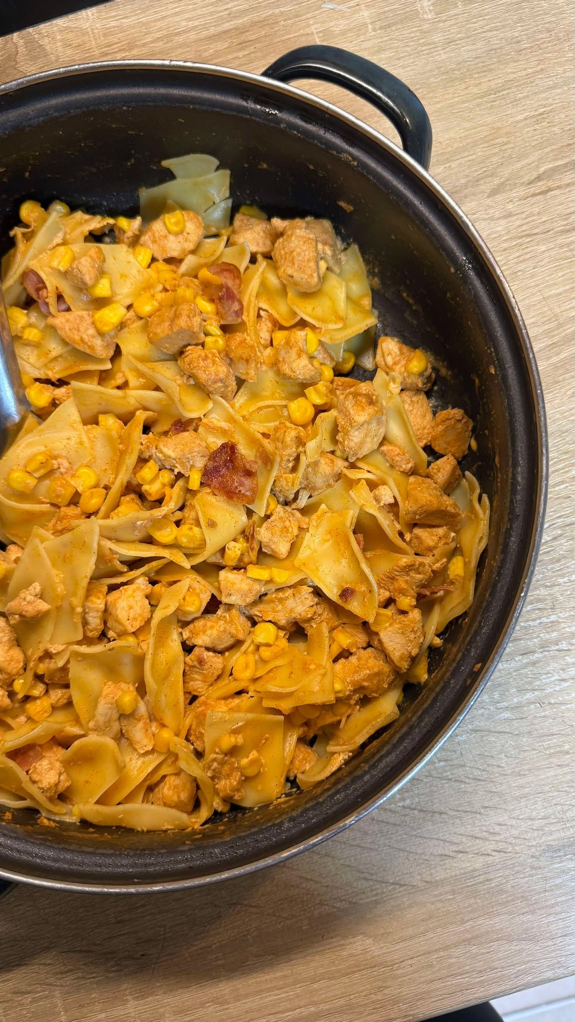 Csirkés kukoricás tészta baconnel