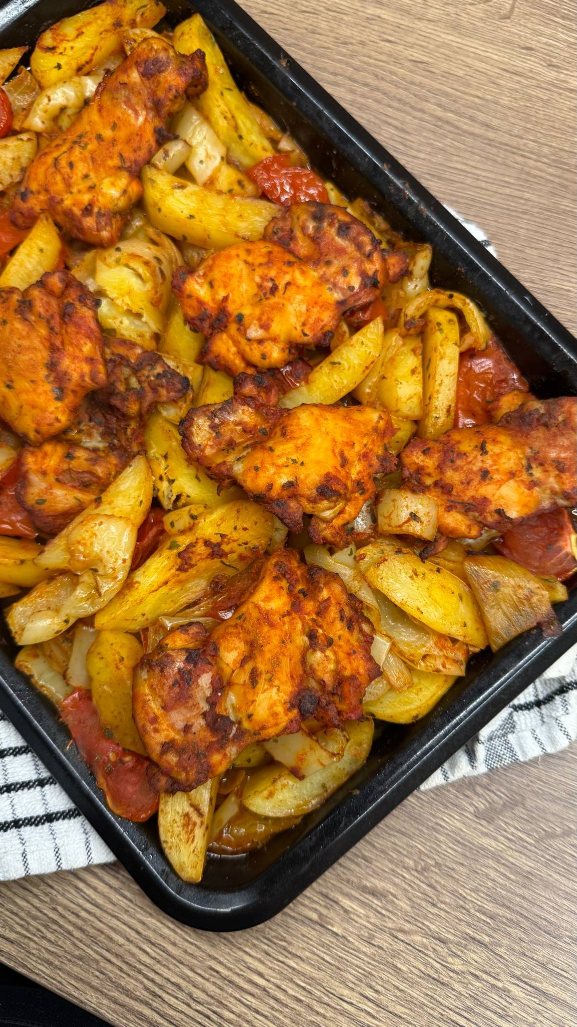 Egy tepsis magyaros csirkecomb