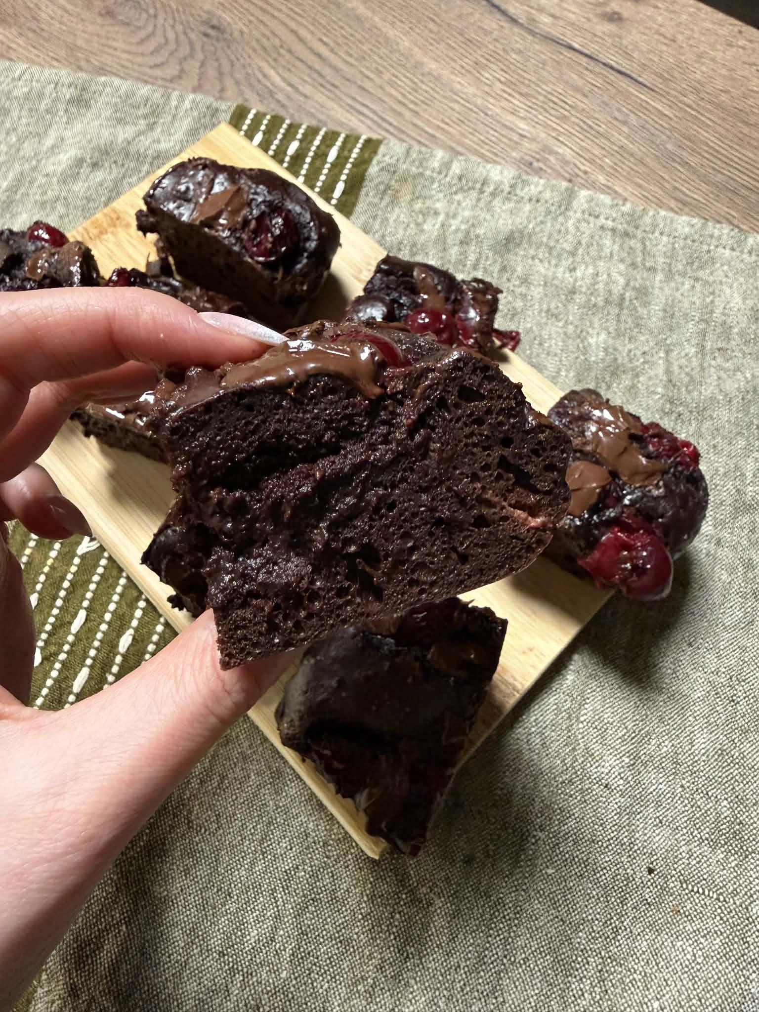 Étcsokis meggyes brownie