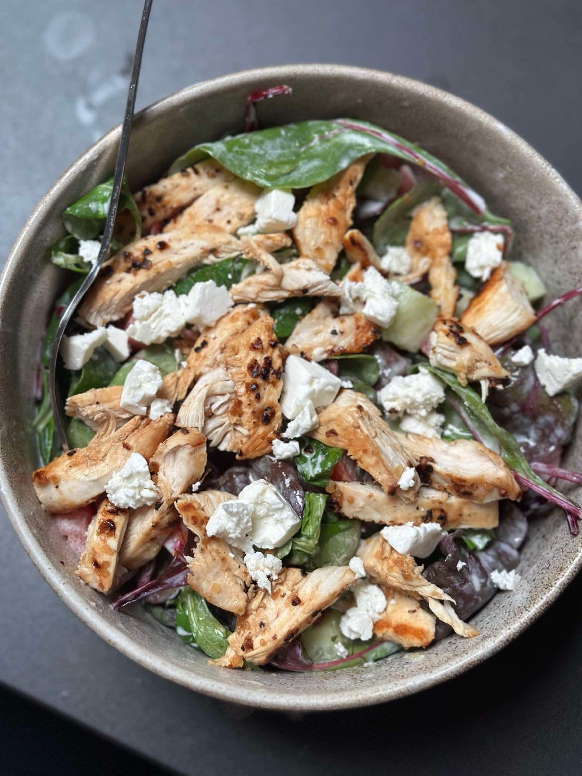 Feta sajtos csirkés saláta házi joghurtos szósszal