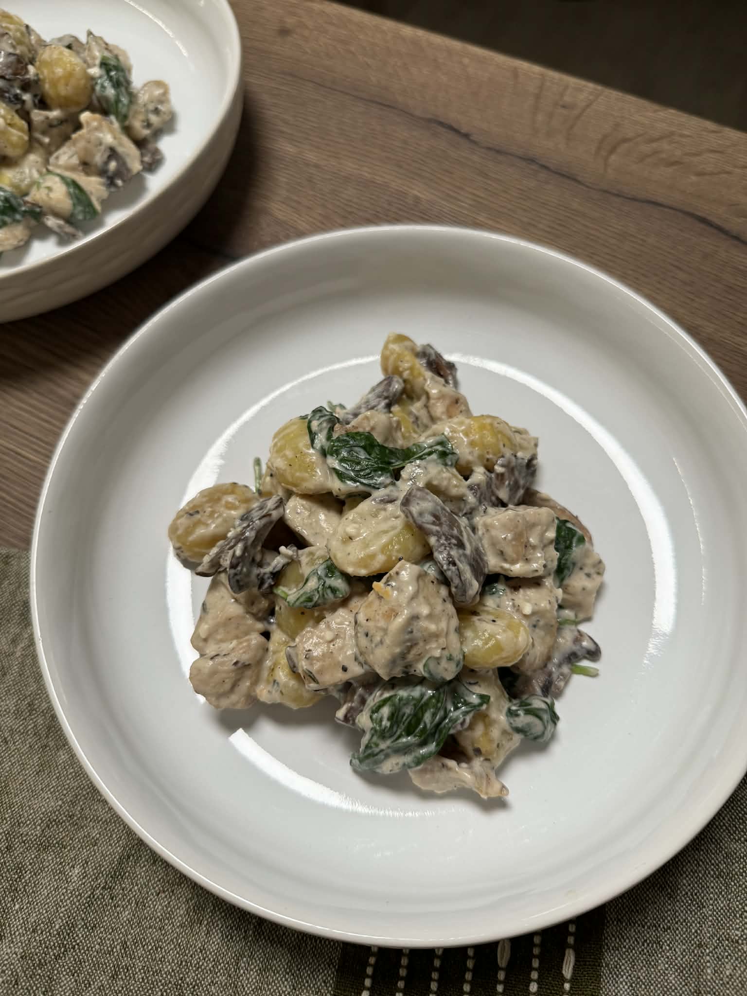 Fetás gnocchi csirkével, gombával és spenóttal - egy tepsis