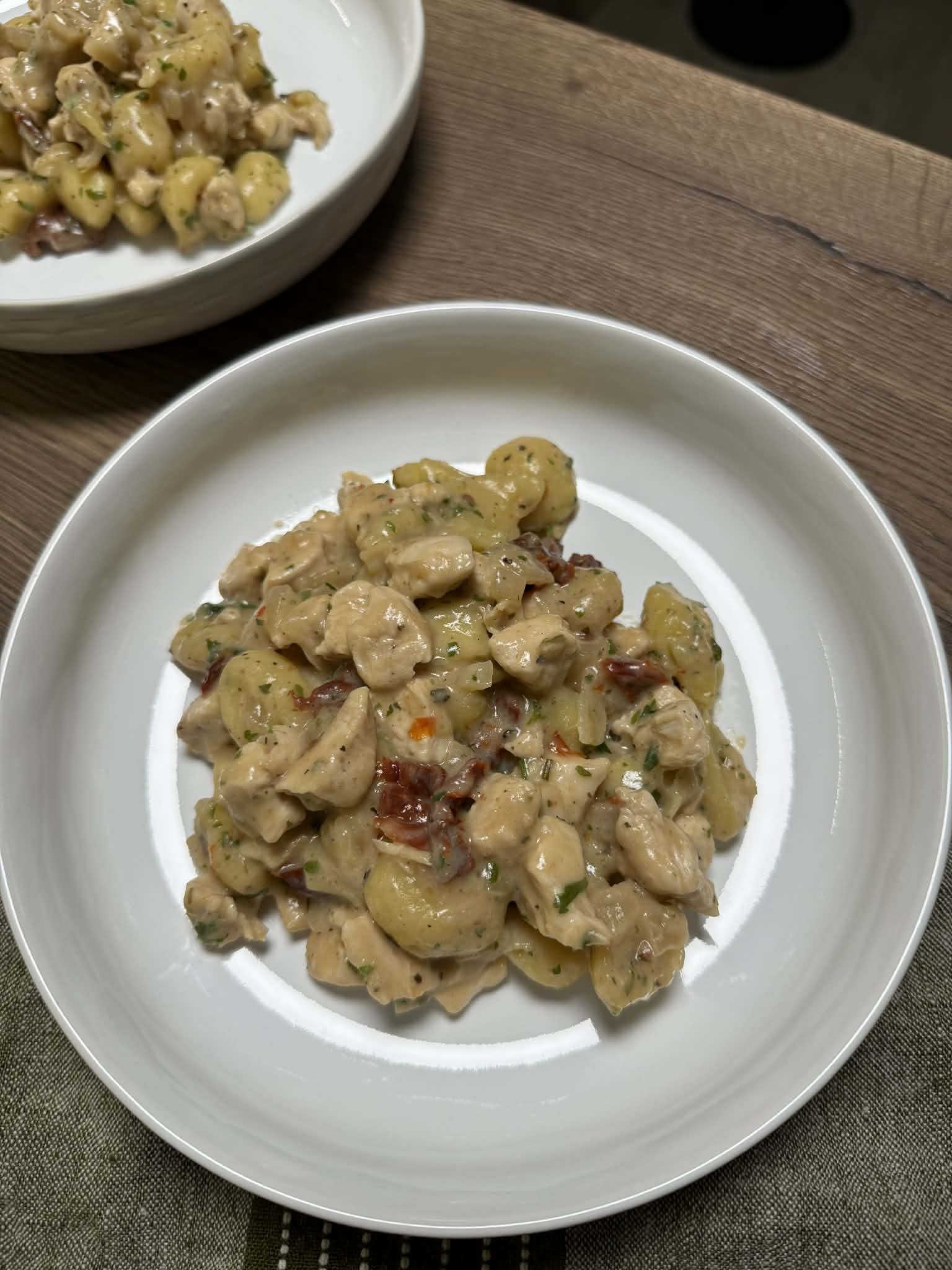 Fokhagymás-zöldfűszeres gnocchi csirkemellel