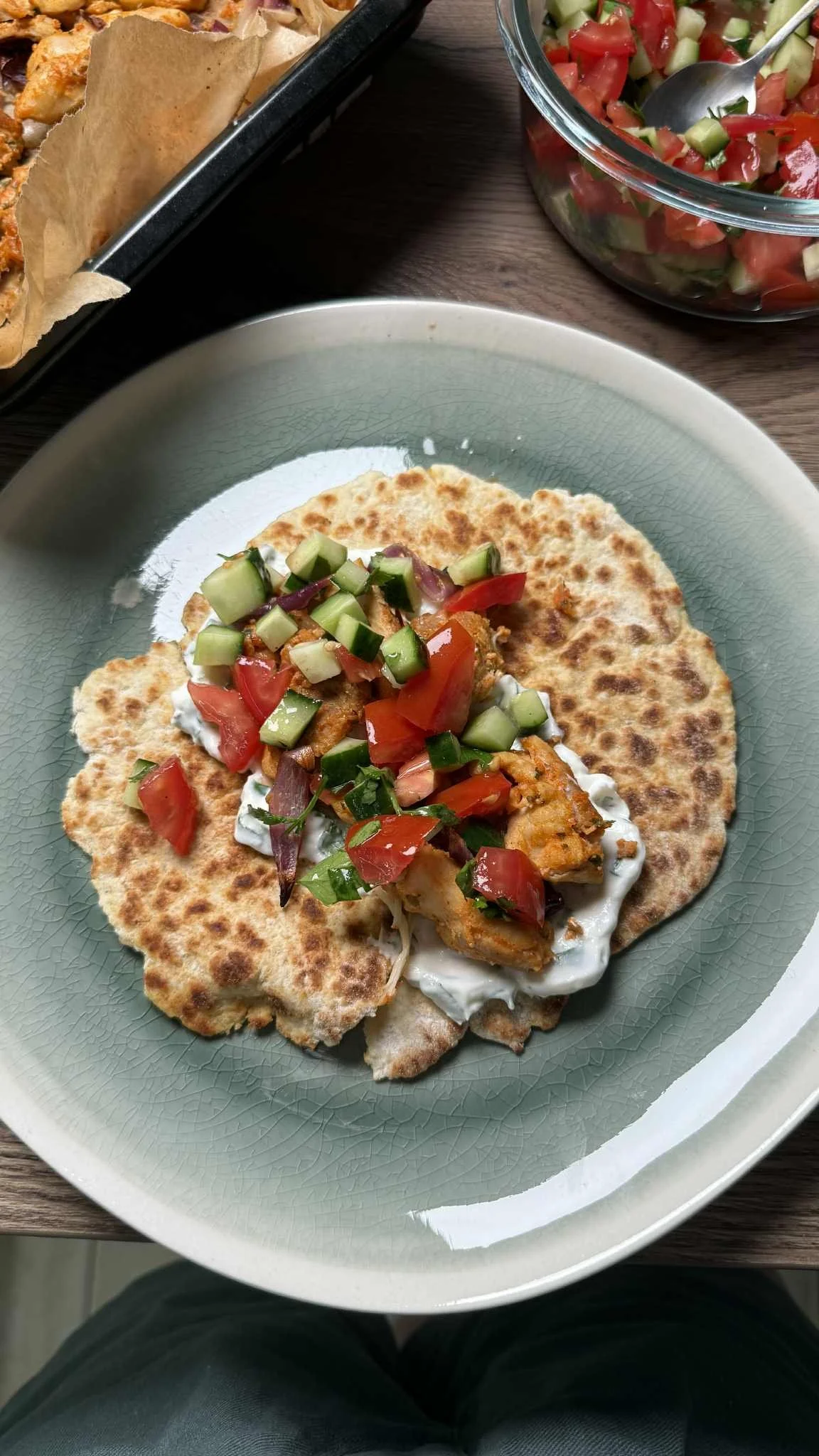Joghurtos csirkemell házi flatbreadben mediterrán salátával