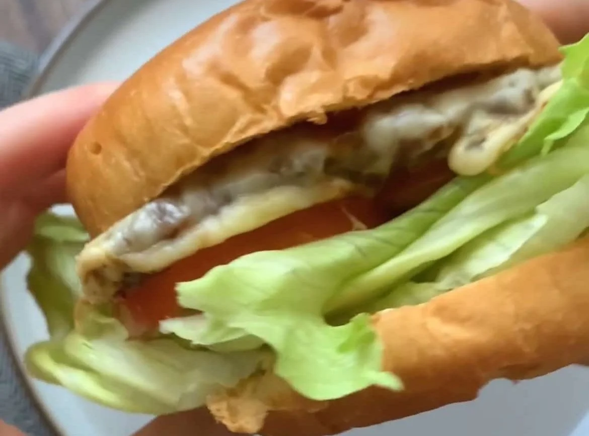 Karamellizált hagymás burger
