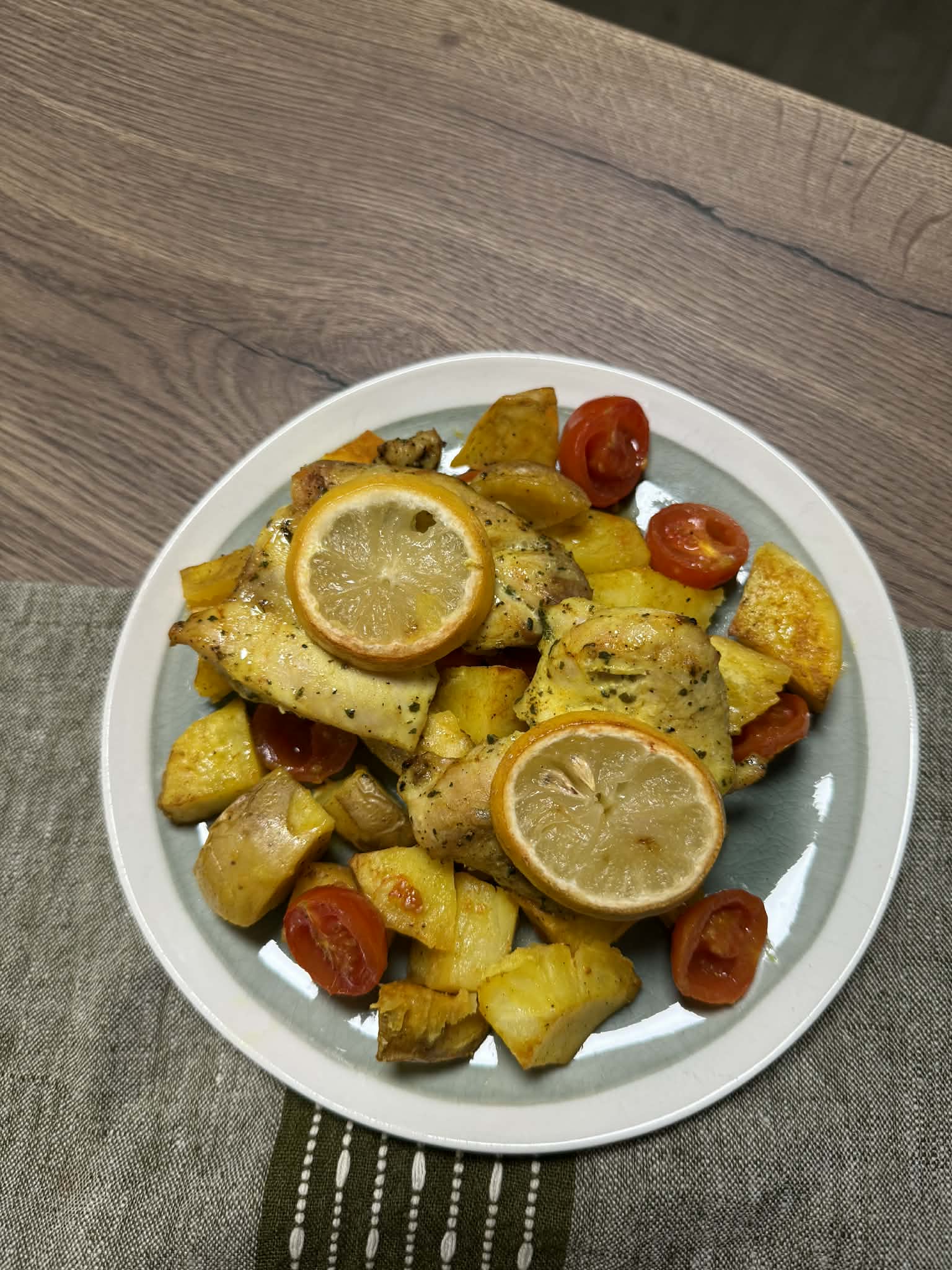 Kurkumás csirkecomb krumplival - egy tepsis
