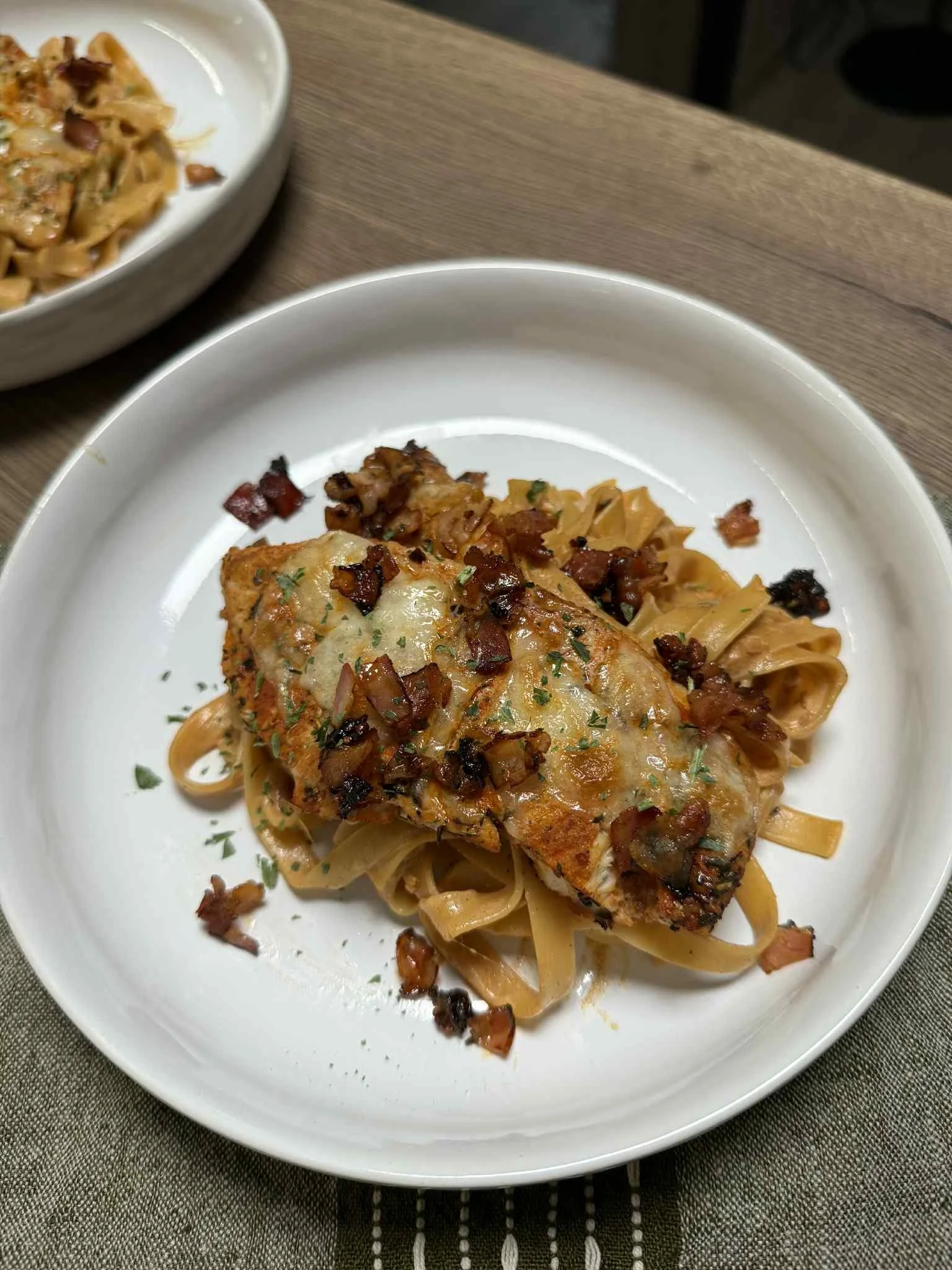 Mozzarellás csirkés tészta baconnel