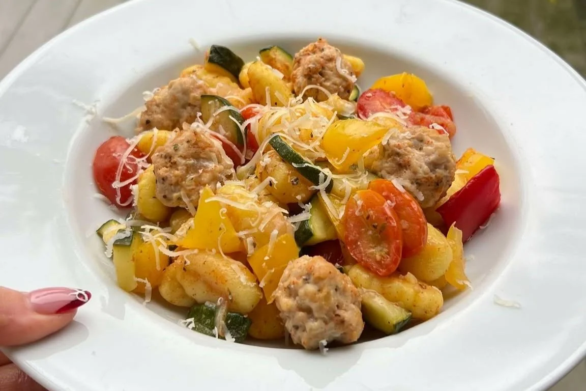Sütőben sült gnocchi zöldségekkel és mini húsgolyókkal