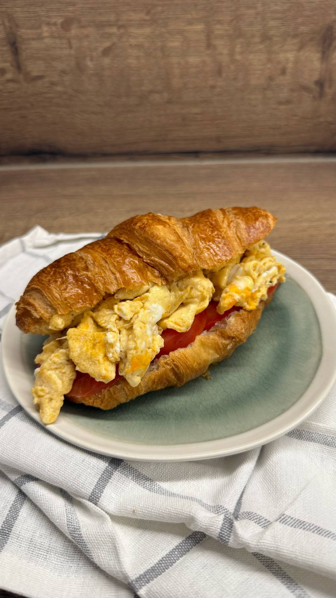 Tojásos croissant szendvics